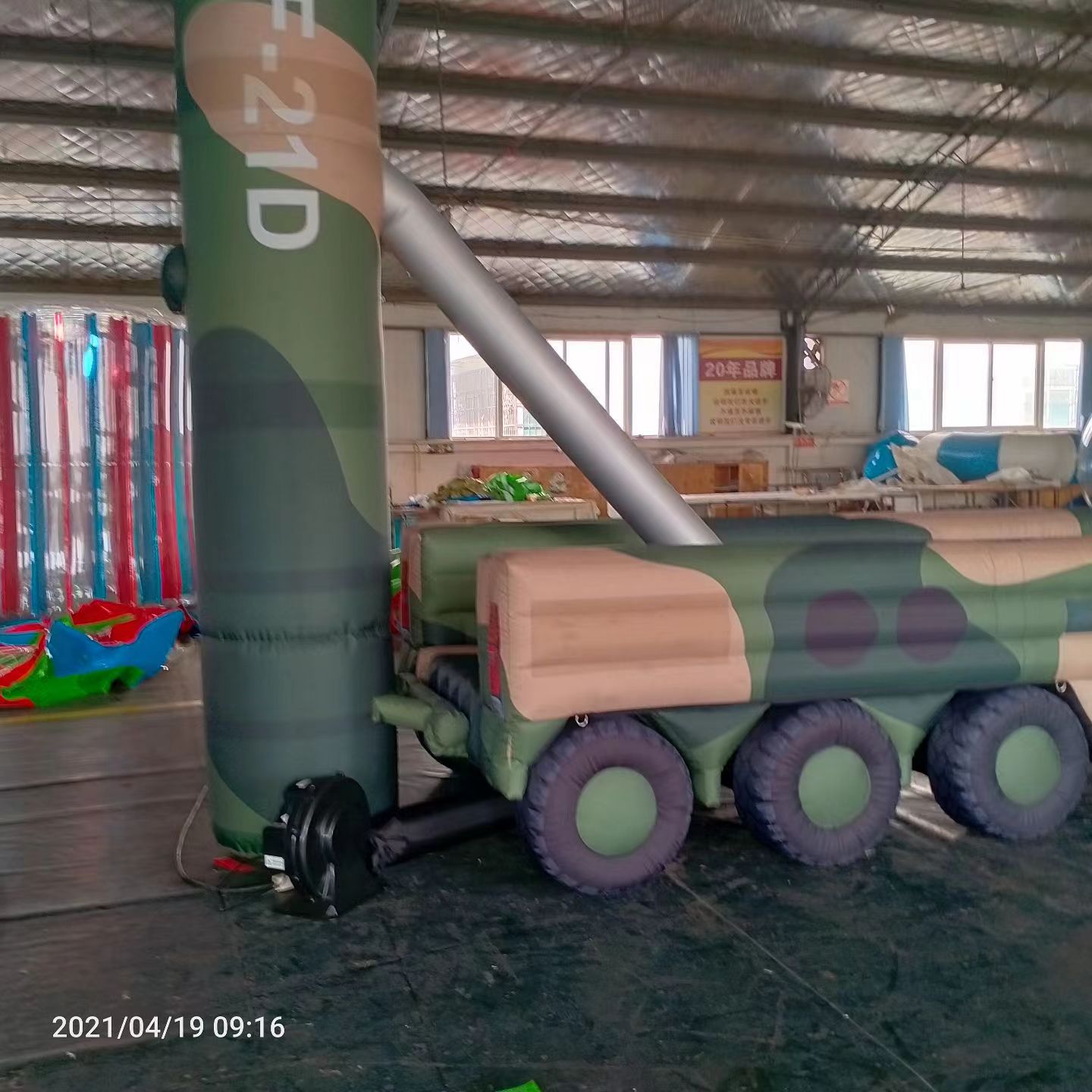 江安军事演习中的充气目标车辆：模拟发射车雷达车坦克飞机